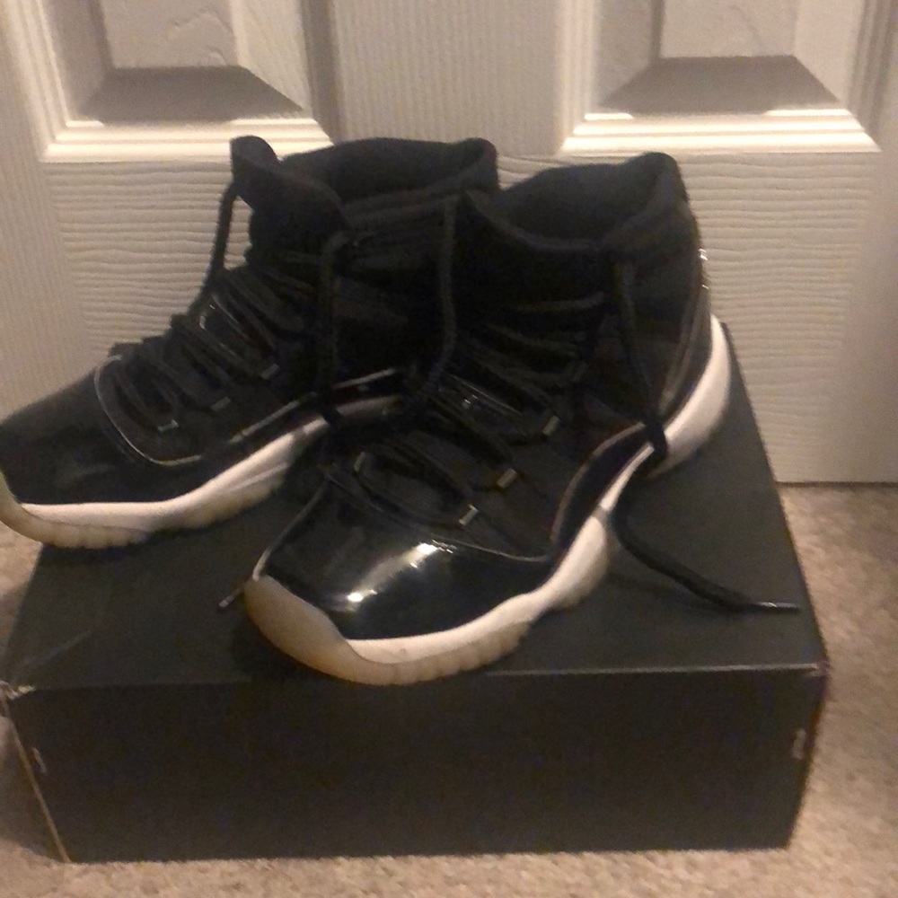 box is not included shoes are worn but in good condition and clean